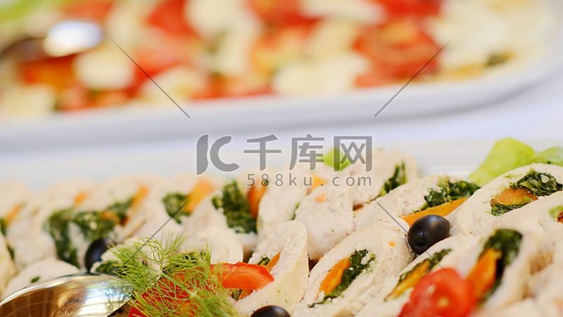 在挑选坚果炒货礼盒时，消费者应关注以下几个方面：